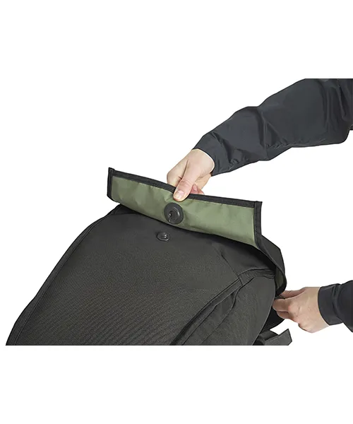 Ranica-thule-20l rb320566 2 Близък план на roll-top затварянето и горната част на раницата