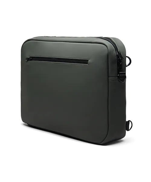 Раница Куфар_1 Изглед на предната част на черна раница с модерен и изчистен дизайн