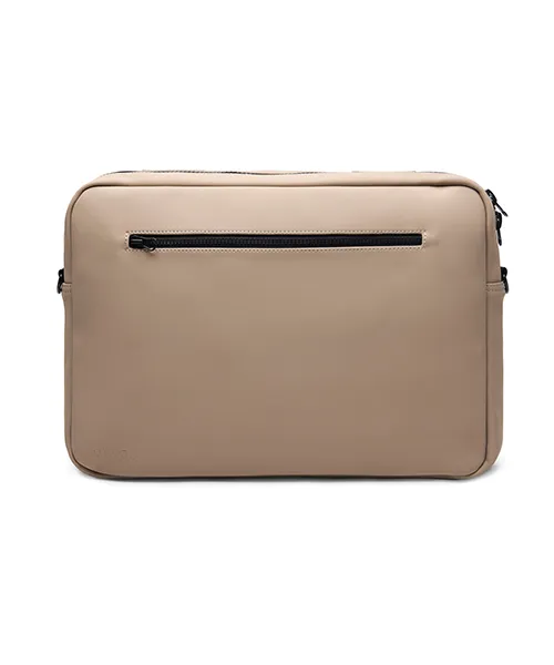 Раница Куфар_3 Близък план на матовата повърхност на раницата и основния цип