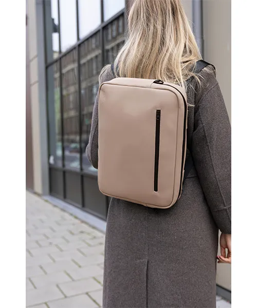 Раница Куфар_6 Снимка на Многофункционална раница VINGA, превърната в хоризонтална бизнес чанта.