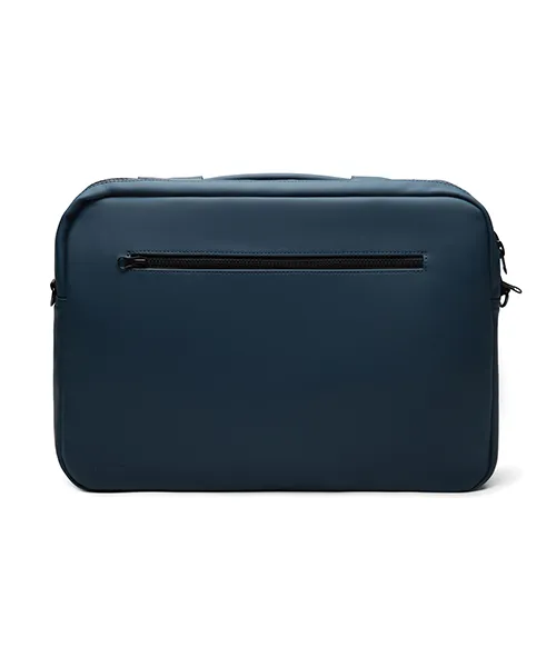 Раница Куфар_7 Близък план на здравия плат и фините шевове на аксесоара.