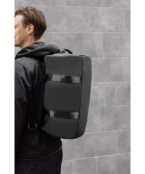 Сак_2 VINGA Baltimore уикенд сак носен като раница в градска среда